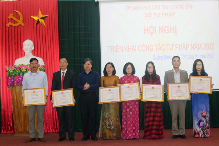 Các tập thể, cá nhân ngành Tư pháp Quảng Bình được Chủ tịch UBND tỉnh khen thưởng nhờ có nhiều thành tích xuất sắc trong năm 2019..