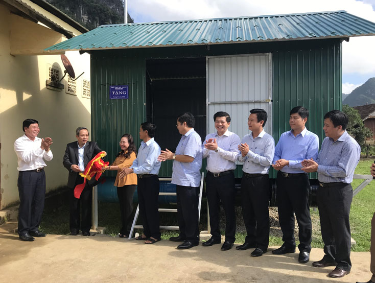 Các đồng chí lãnh đạo tỉnh bàn giao nhà bè vượt lũ cho hộ nghèo xã Tân Hóa