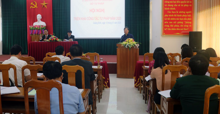 Đồng chí Nguyễn Tiến Hoàng, TUV, Phó Chủ tịch UBND tỉnh phát biểu chỉ đạo tại hội nghị.