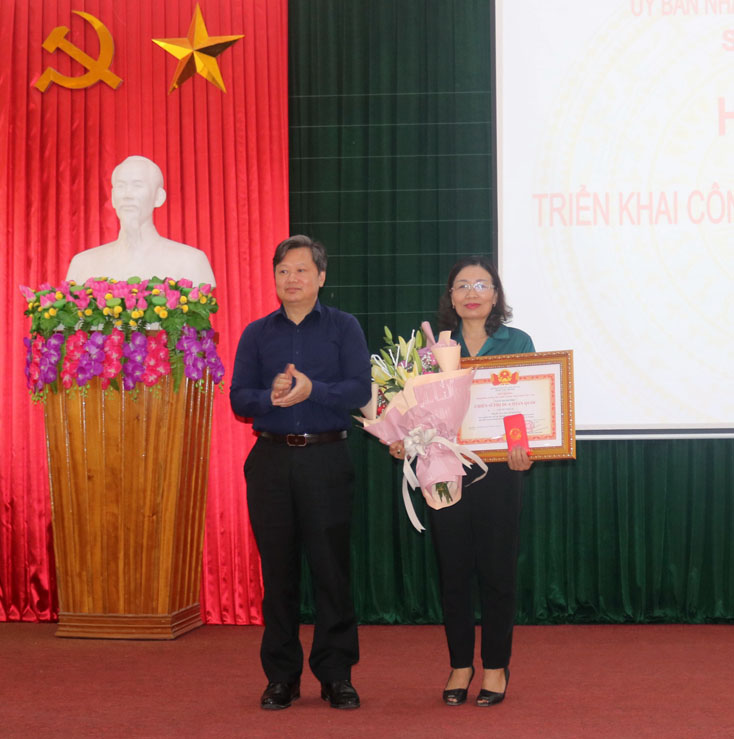 Thừa ủy quyền, đồng chí Nguyễn Tiến Hoàng, Tỉnh ủy viên, Phó Chủ tịch UBND tỉnh trao danh hiệu  