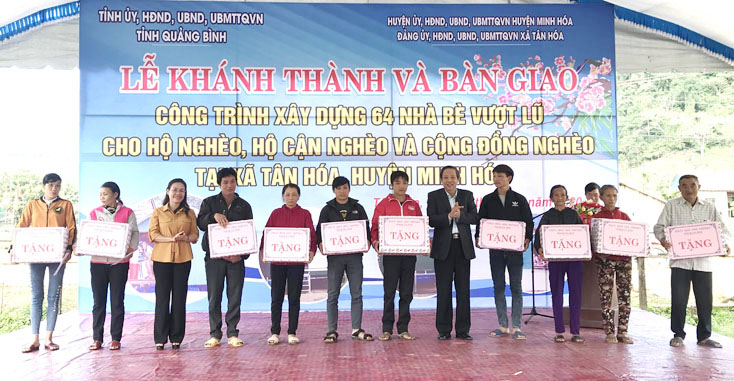 Các đồng chí Bí thư Tỉnh uỷ Hoàng Đăng Quang và Chủ tịch Ủy ban MTTQVN tỉnh Phạm Thị Hân tặng quà Tết cho 10 hộ gia đình có hoàn cảnh đặc biệt khó khăn của xã Tân Hóa