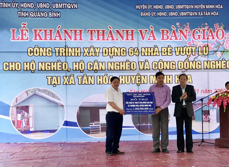 Đồng chí Bí thư Tỉnh ủy Hoàng Đăng Quang trao biển tượng trưng hỗ trợ sửa chữa 97 nhà ở cho đồng bào Rục ở xã Thượng Hóa