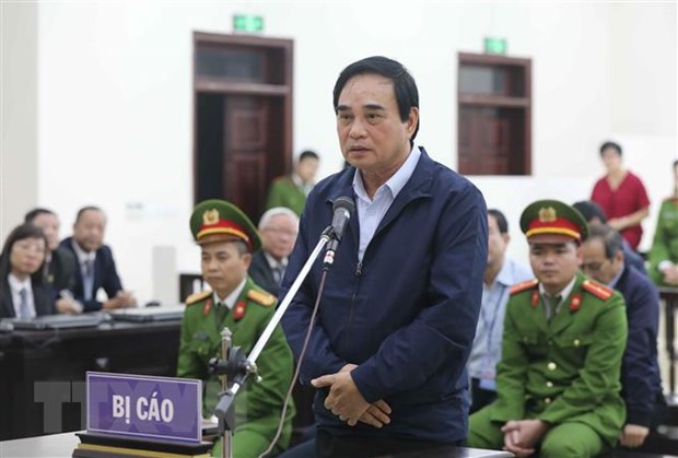 Bị cáo Văn Hữu Chiến (sinh năm 1954, nguyên Chủ tịch UBND thành phố Đà Nẵng, giai đoạn từ năm 2011-2014) nói lời sau cùng trước khi tòa tuyên án. (Ảnh: Doãn Tấn/TTXVN)