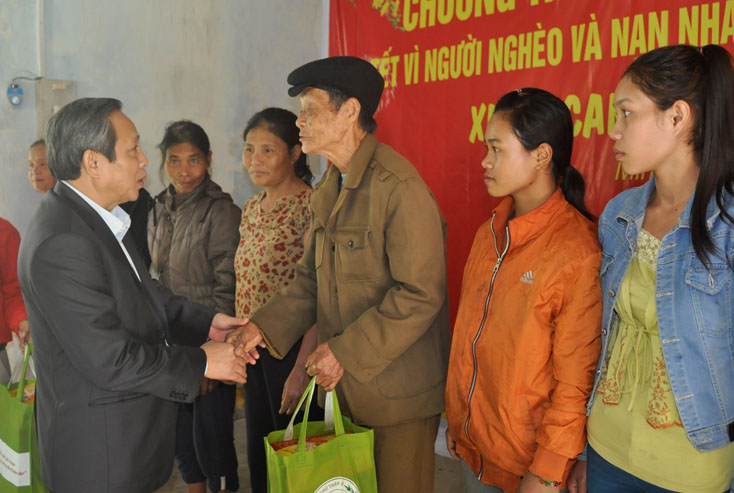 Đồng chí Bí thư Tỉnh ủy Hoàng Đăng Quang trao quà Tết cho các hộ nghèo tại xã Thượng Hóa 		