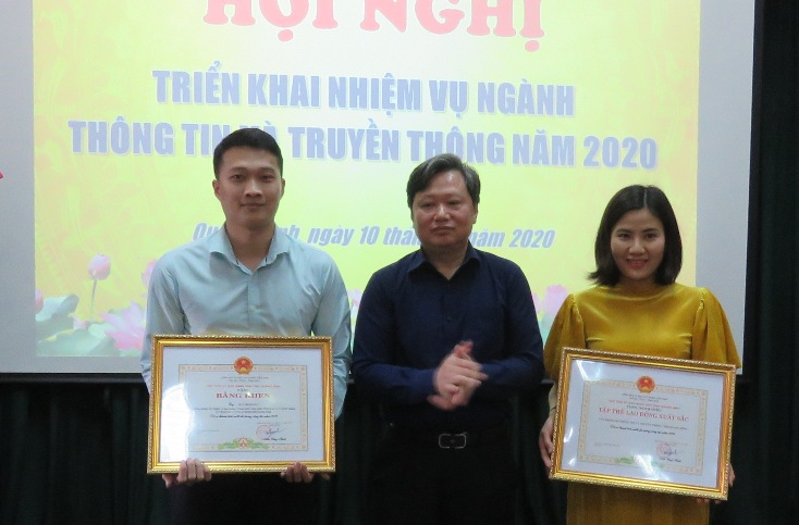 Đồng chí Nguyễn Tiến Hoàng trao tặng các danh hiệu thi đua cho tập, thể, cá nhân hoàn thành xuất sắc nhiệm vụ năm 2019.