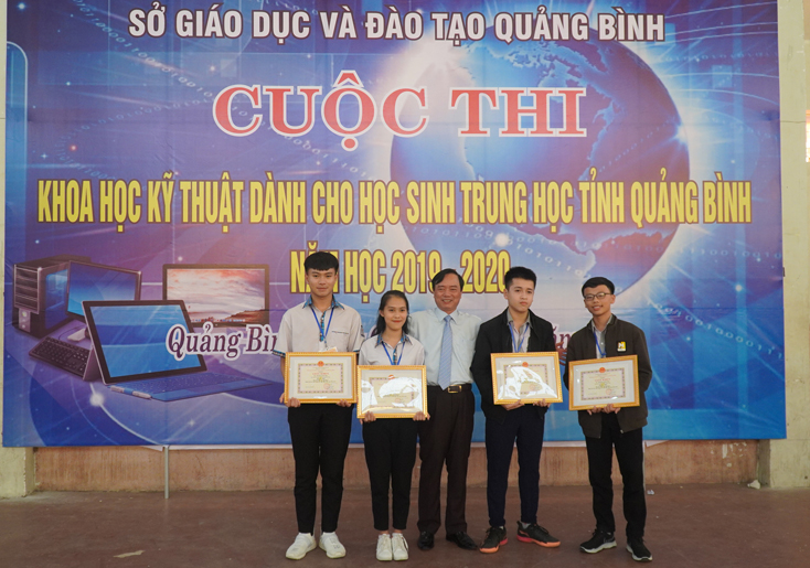 Đồng chí Đinh Quý Nhân, Tỉnh ủy viên, Giám đốc Sở Giáo dục-Đào tạo trao giấy khen và phần thưởng cho 2 dự án xuất sắc nhất cuộc thi Nghiên cứu KHKT dành cho học sinh trung học tỉnh Quảng Bình năm học 2019-2020.