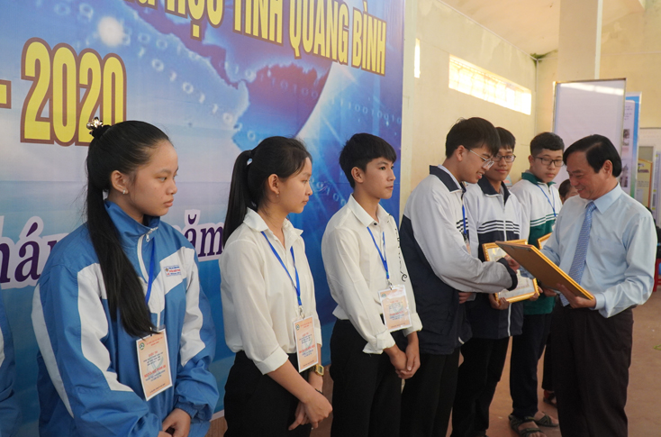 Lãnh đạo Sở GD-ĐT trao thưởng cho các em học sinh đạt giải nhì cuộc thi.