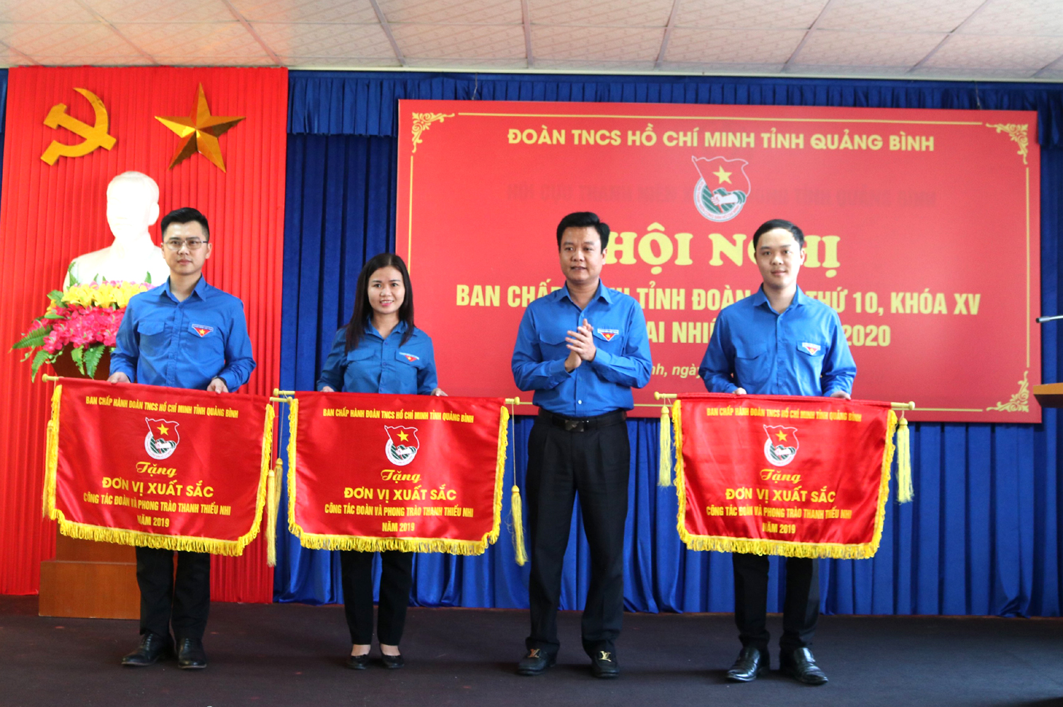 Đồng chí Bí thư Tỉnh đoàn Trần Quốc Tuấn trao cờ thi đua xuất sắc cho các đơn vị.