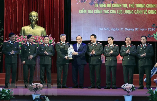 Thủ tướng Nguyễn Xuân Phúc tặng quà cho cán bộ, chiến sỹ Bộ Tư lệnh Cảnh vệ. (Ảnh: Thống Nhất/TTXVN)