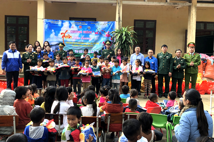 Đoàn đã đến thăm và trao tặng 189 suất quà cho các em học sinh bản Trung Sơn, xã Trường Sơn, huyện Quảng Ninh.