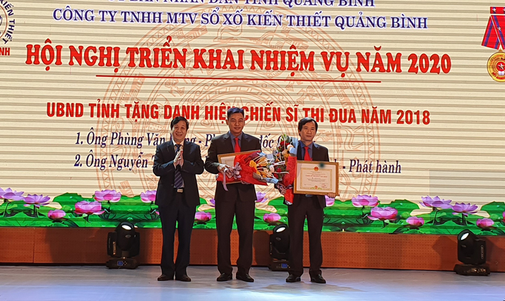 Đồng chí Nguyễn Xuân Quang, Ủy viên Ban Thường vụ Tỉnh ủy, Phó Chủ tịch Thường trực UBND tỉnh trao danh Chiến sỹ thi đua cấp tỉnh cho các cá nhân Công ty TNHH MTV Xổ số kiến thiết Quảng Bình