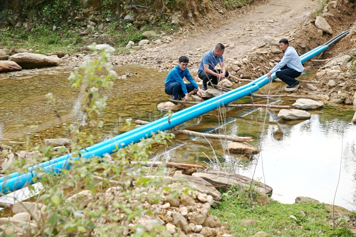 Đường ống nước thô được lắp đặt mới, đảm bảo nguồn nước ổn định về với bà con kể cả trong mùa lũ.