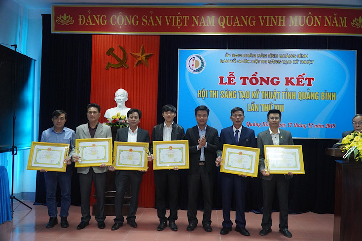 Các tác giả đạt giải ba hội thi sáng tạo kỹ thuật tỉnh Quảng Bình lần thứ VIII.