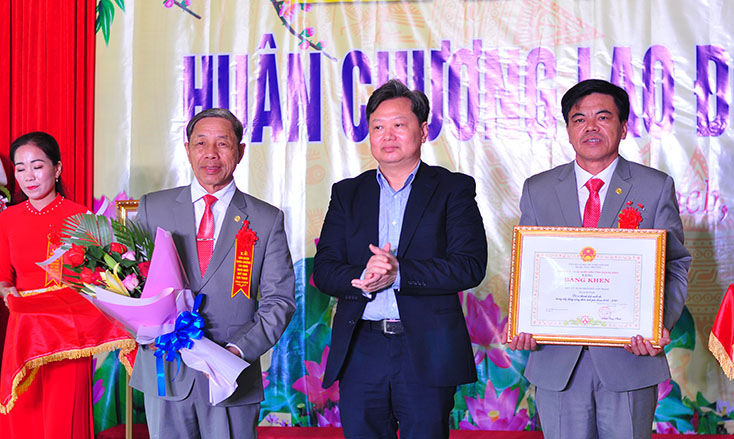 Đồng chí Nguyễn Tiến Hoàng, TUV, Phó Chủ tịch UBND tỉnh thừa ủy quyền Chủ tịch nước tặng Huân chương lao động hạng Nhất cho Quỹ tín dụng nhân dân Vạn Trạch