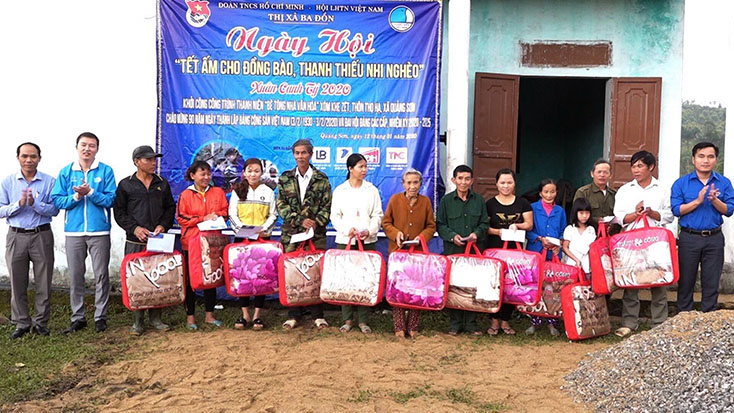 Thị đoàn Ba Đồn trao quà cho các hộ gia đình có hoàn cảnh khó khăn thôn Thọ Hà, xã Quảng Sơn. 