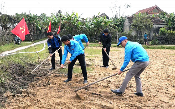 Đoàn viên thanh niên tham gia làm sân bóng chuyền tại thôn Thọ Hà. 