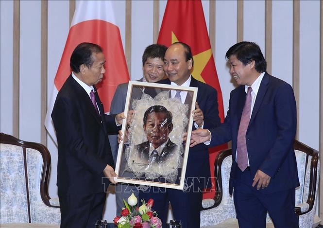 Thủ tướng Nguyễn Xuân Phúc nhận quà lưu niệm của ông Nikai Toshiro, Tổng thư ký đảng Dân chủ Tự do Nhật Bản. Ảnh: Thống Nhất/TTXVN