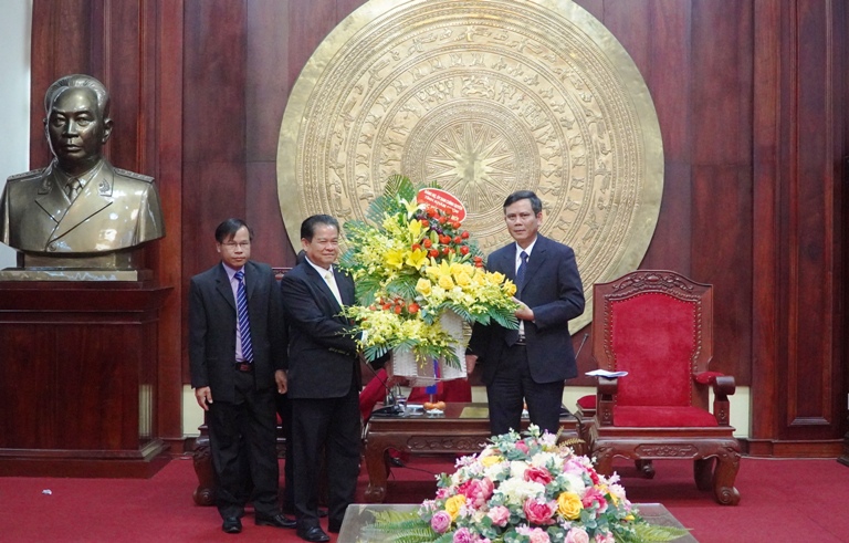 Đồng chí Phôm-ma Phăn-thạ-lăng-sỉ tặng hoa chúc mừng Đảng bộ và nhân dân tỉnh Quảng Bình nhân dịp đón tết cổ truyền