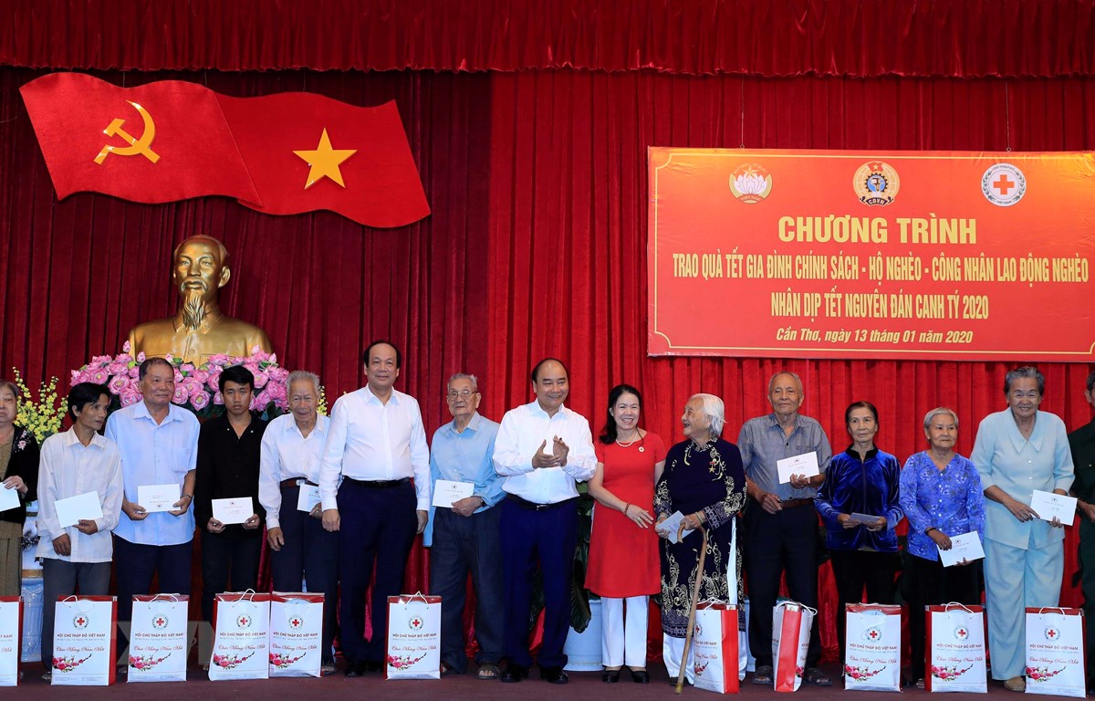 Thủ tướng Nguyễn Xuân Phúc tặng quà gia đình chính sách, hộ nghèo tại thành phố Cần Thơ. (Ảnh: Thống Nhất/TTXVN)