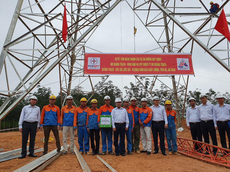 Lãnh đạo của EVNNPT đã đến thăm và tặng quà cho các đơn vị thi công tại các vị trí cột ở thị trấn Nông trường Việt Trung