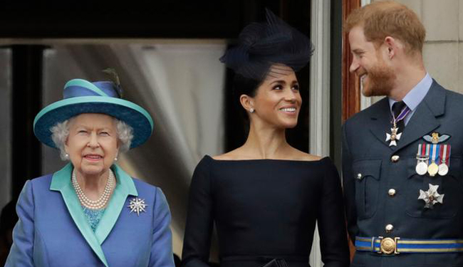 Nữ hoàng Anh Elizabeth II xuất hiện cùng Hoàng tử Harry và Công nương Meghan trong một sự kiện. Ảnh: AP