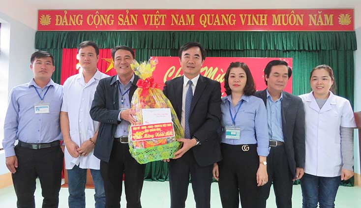 Đồng chí Nguyễn Lương Bình tặng quà tết cho cán bộ Trung tâm chăm sóc, phục hồi chức năng cho người tâm thần tỉnh