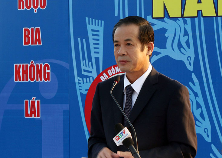 Đồng chí Trần Công Thuật, Chủ tịch UBND tỉnh, Trưởng Ban ATGT tỉnh phát biểu tại lễ ra quân