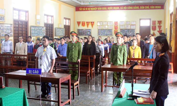 Đông đảo cán bộ, nhân dân và các em học sinh xã Thanh Trạch tham dự phiên tòa.