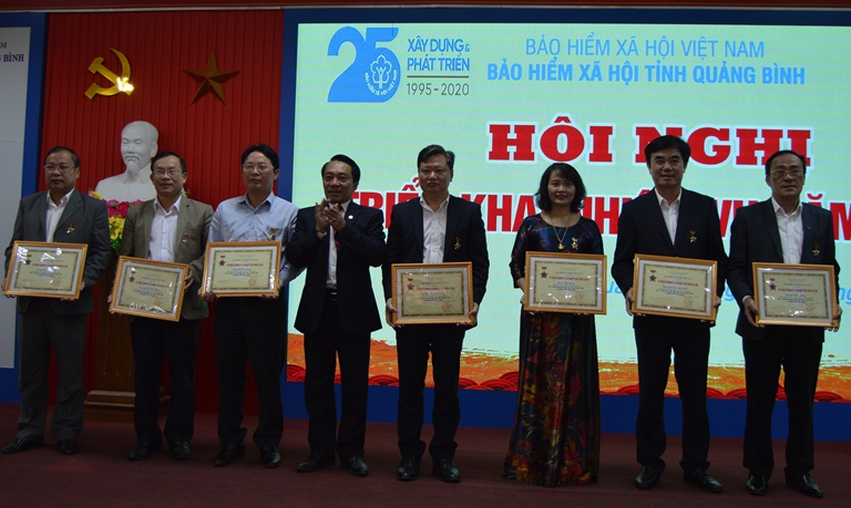 Thừa ủy quyền của BHXH Việt Nam, BHXH tỉnh trao tặng Kỷ niệm chương  "Vì sự nghiệp BHXH " cho 16 cá nhân.