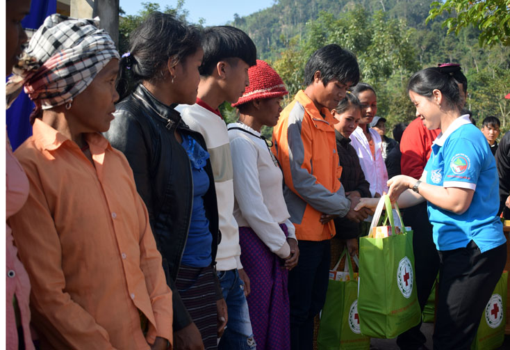 Đại diện Hội LHPN tỉnh trao quà hỗ trợ cho người nghèo ở xã Thượng Trạch.