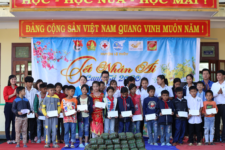 Trao quà và bánh chưng cho học sinh Trường Phổ thông dân tộc bán trú tiểu học và THCS Lâm Thủy