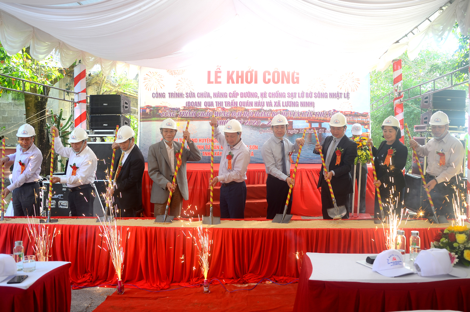Các đại biểu tiến hành động thổ khởi công công trình.