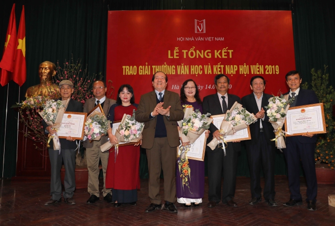 Trao giải thưởng Văn học 2019 của Hội Nhà văn Việt Nam cho các tác giả đạt giải.
