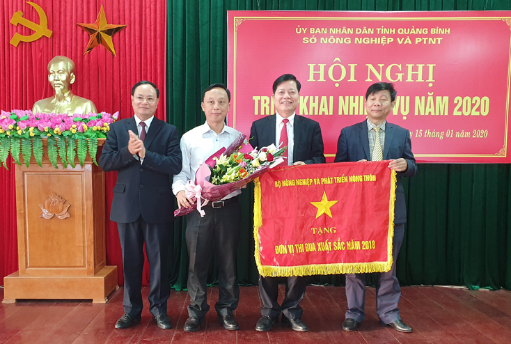 Đồng chí Lê Minh Ngân, Tỉnh ủy viên, Phó Chủ tịch UBND tỉnh trao cờ thi đua xuất sắc năm 2018 của Bộ NN&PTNN cho Sở NN&PTNN