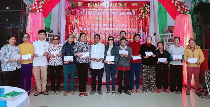 Đại diện hội và các nhà hảo tâm trao quà cho người khiếm thị trên địa bàn huyện Lệ Thủy.