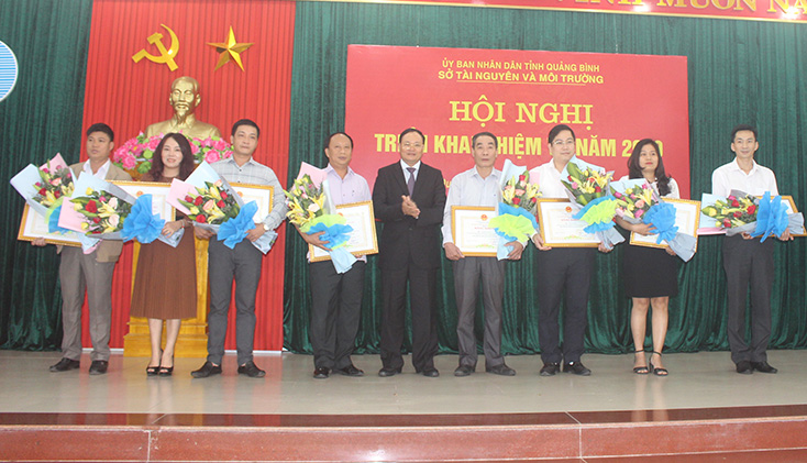 Đồng chí Phó Chủ tịch UBND tỉnh Lê Minh Ngân trao bằng khen của UBND tỉnh cho các tập thể có thành tích xuất sắc trong thực hiện công tác TNMT năm 2019. 