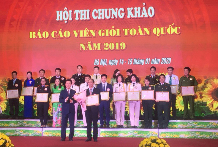 Đồng chí Trưởng Ban Tuyên giáo Trung ương Võ Văn Thưởng trao giải nhất cho thí sinh Đặng Thái Sơn. 