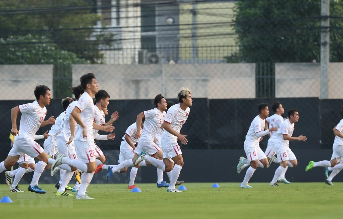  Các cầu thủ U23 Việt Nam khởi động trước buổi tập. (Ảnh: Hoàng Linh/TTXVN)