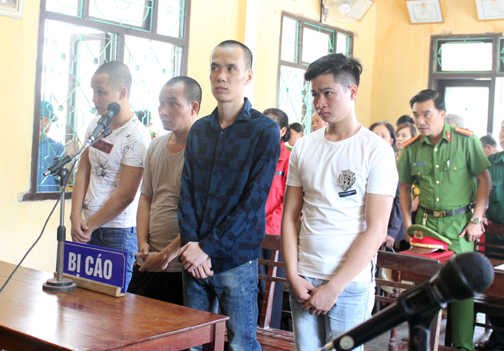 Các bị cáo trong vụ án “Mua bán trái phép chất ma túy” được TAND huyện Bố Trạch xét xử lưu động tại cộng đồng dân cư ở thị trấn Hoàn Lão.