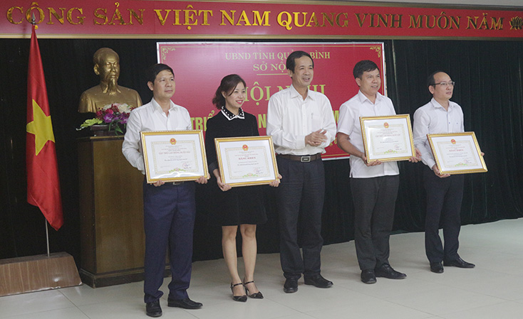 Đồng chí Chủ tịch UBND tỉnh Trần Công Thuật trao thưởng cho các tập thể đạt thành tích xuất sắc năm 2019. 