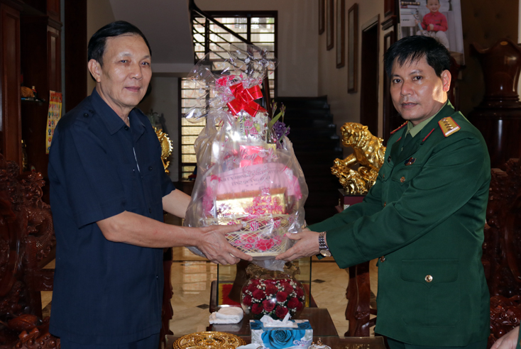 Đồng chí Lê Văn Vỹ, Ủy viên Thường vụ Tỉnh ủy, Chỉ huy trưởng Bộ CHQS tỉnh tặng quà cho gia đình nguyên lãnh đạo Bộ chỉ huy Quân sự tỉnh.