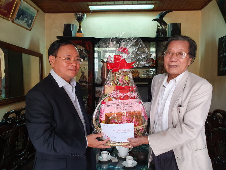 Đồng chí Lê Minh Ngân, Tỉnh ủy viên, Phó Chủ tịch UBND tỉnh tặng quà Tết cho đồng chí Hồ Khắc Hồng