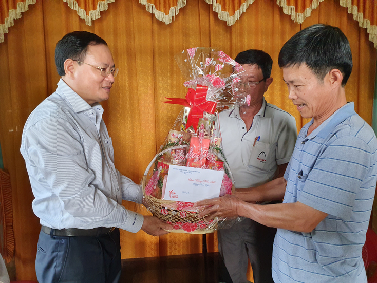 Đồng chí Lê Minh Ngân thăm và tặng quà cho gia đình Trung úy Nguyễn Xuân Phượng
