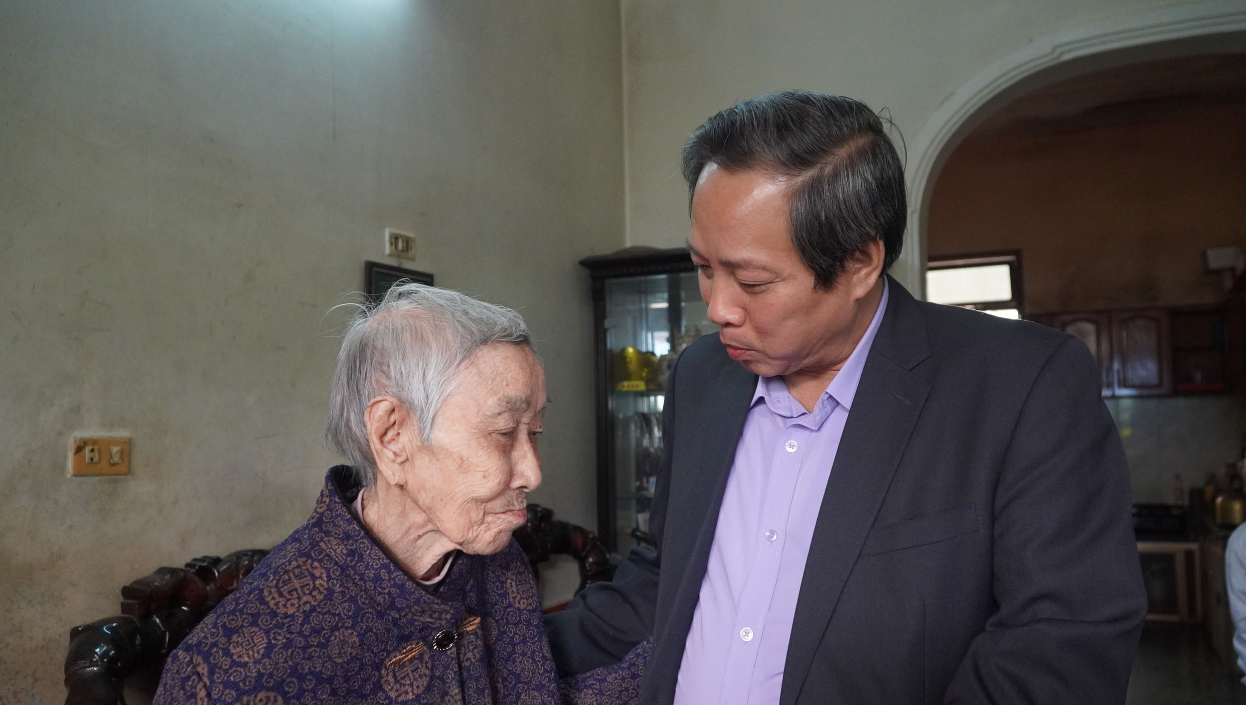 Đồng chí Bí thư Tỉnh ủy Hoàng Đăng Quang chúc tết cụ Đặng Thị Kiều, đảng viên 71 năm tuổi Đảng