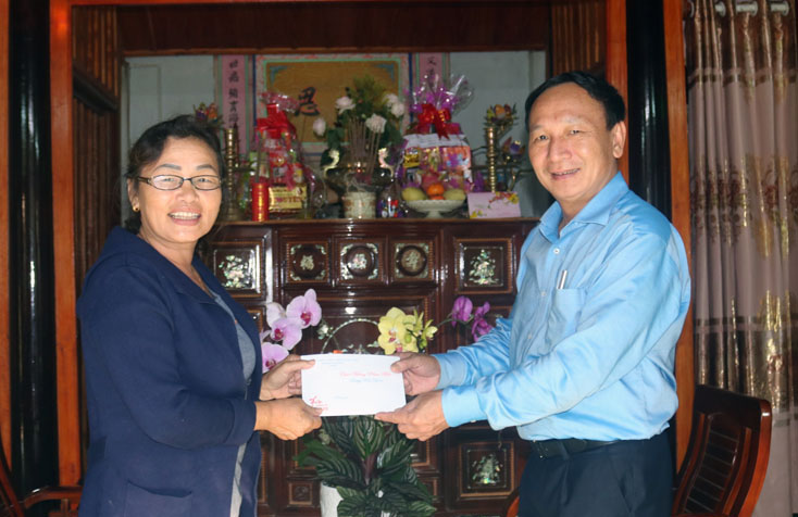 Đồng chí Trần Hải Châu, Trưởng Ban Nội chính Tỉnh ủy thăm hỏi, tặng quà chúc Tết cho gia đình đồng chí Trần Bội, nguyên Chủ tịch UBND tỉnh.