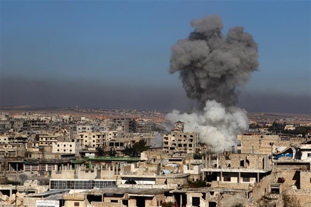  Khói bốc lên sau một cuộc không kích ở quận Maaret al-Numan, tỉnh Idlib, Syria. (Ảnh: AFP/TTXVN)