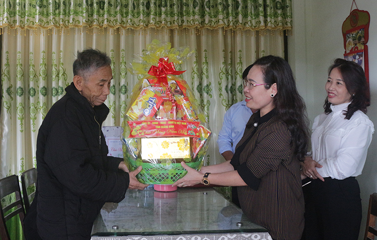 Đồng chí Chủ tịch Ủy ban MTTQVN tỉnh Phạm Thị Hân thăm và chúc Tết gia đình ông Trần Văn Duyến, thương binh (thôn Giữa, xã Vạn Ninh).