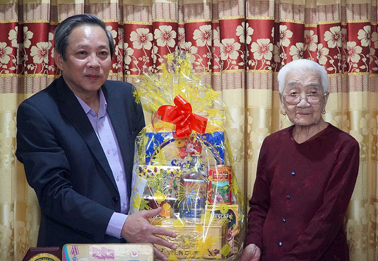 Đồng chí Bí thư Tỉnh ủy Hoàng Đăng Quang thăm, tặng quà Mẹ Việt Nam anh hùng Hà Thị Viễn