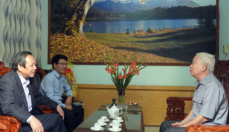 Đồng chí Bí thư Tỉnh ủy Hoàng Đăng Quang thăm đồng chí Đinh Hữu Cường, nguyên Bí thư Tỉnh ủy 