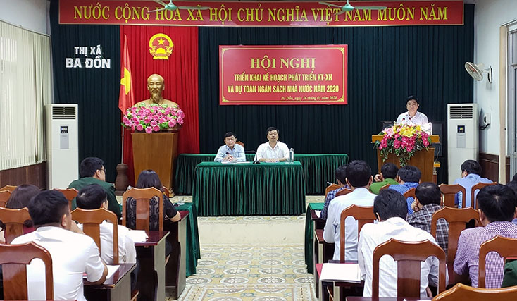Đồng chí Trương An Ninh, Bí thư Thị ủy Ba Đồn phát biểu chỉ đạo tại hội nghị.